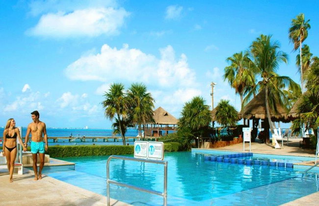 Tour de 2 días: Isla Mujeres en catamarán y nado con delfines + Crucero Columbus con cena romántica - Foto 18